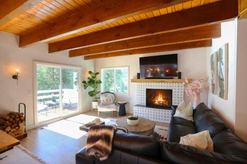 Picturesque Cabin 2 Balconies, Walk to Lake! in Crestline, USA