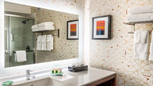 Holiday Inn & Suites Phoenix-Mesa-Chandler, an IHG Hotel