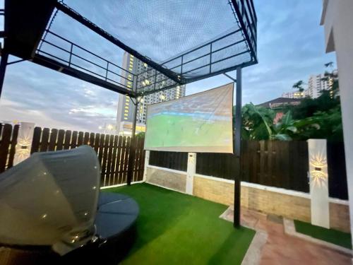 Attractions, Trendy Family Getaway by StayCo - Mini-Pool, Outdoor Cinema, Air Loft, PS4, KTV - Just 2 mins to Bea in Penang