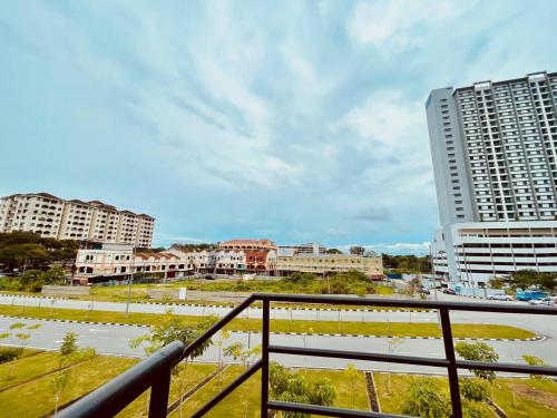 View, Trendy Family Getaway by StayCo - Mini-Pool, Outdoor Cinema, Air Loft, PS4, KTV - Just 2 mins to Bea in Penang