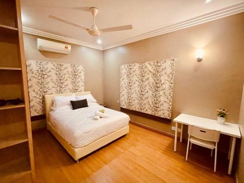 Trendy Family Getaway by StayCo - Mini-Pool, Outdoor Cinema, Air Loft, PS4, KTV - Just 2 mins to Bea in Penang