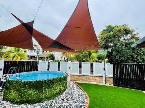 View, Trendy Family Getaway by StayCo - Mini-Pool, Outdoor Cinema, Air Loft, PS4, KTV - Just 2 mins to Bea in Penang