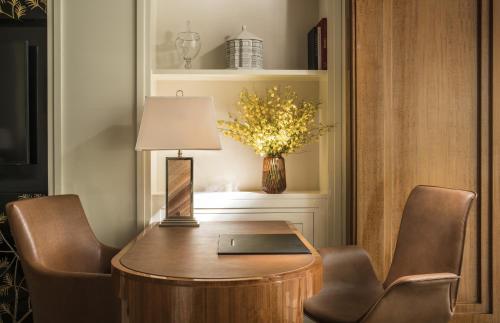 Premier King Room image 4