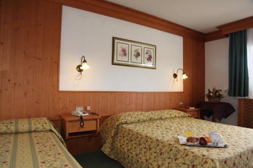 1 queen bed, 1 twin bed