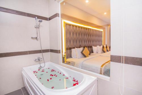 room detail thumbnail 2