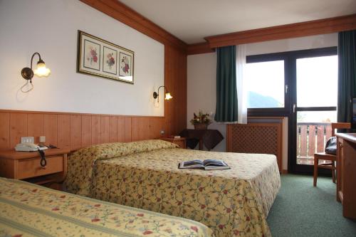 1 queen bed, 1 twin bed