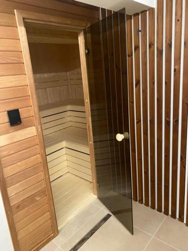 Abbey Road Apartmán Iľanovo (Abbey Road Apartman Ilanovo) in ปลอสติน