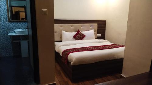 Guestroom, Mountain Zest-Simla Royale Near Mall Road-Free Pickup From Railway Station Simla in Shimla