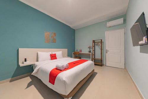 RedDoorz Plus near Surapati Core Room Type - Double Room