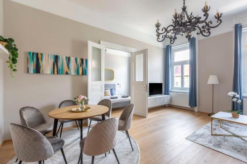 Luxury Elizabeth Residence next to the New York Café - image 13