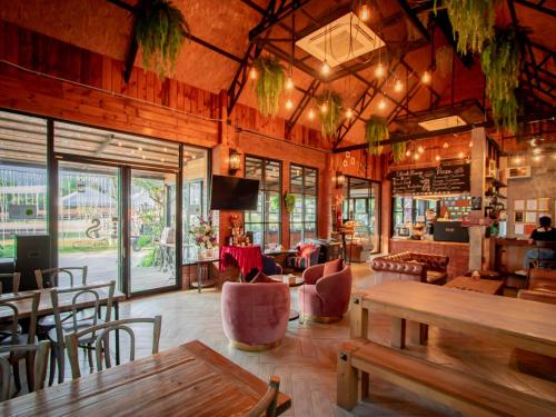 Restaurant, Raibumrungphol in San Pa Tong