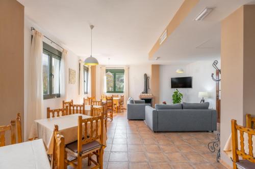 Koplietošanas atpūtas telpa ar TV, Hotel Rural El Castillejo in Cuevas del Becerro