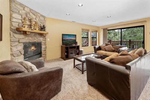 TALL PINES ESCAPE - Walk to Lake and Slopes in Big Bear Lake, USA