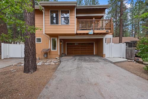 TALL PINES ESCAPE - Walk to Lake and Slopes in Big Bear Lake, USA