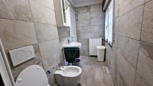 Bathroom, 6 posti letto, piste da scii, parcheggio gratis in Monno
