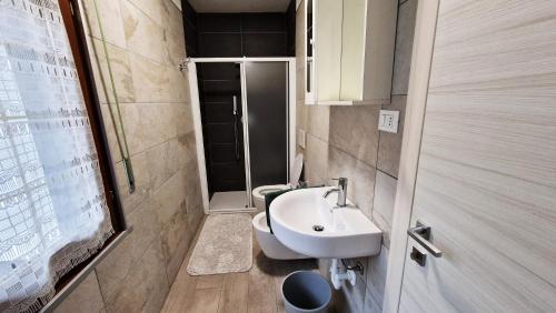 Bathroom, 6 posti letto, piste da scii, parcheggio gratis in Monno