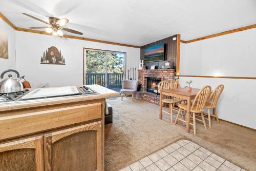 DEBS FAMILY TREEHOUSE - Close to Lake in Big Bear Lake, USA