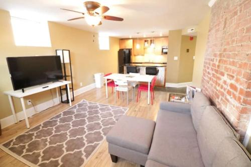 Brickhouse Indy Downtown w Free Parking Sleeps 8
