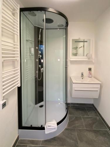 Zuhanyzó, 1,5 Zimmer Apartment in S-Bahn Nähe, 35 qm, max 4 Pers, zentral, private Terasse, Internet 250 MBit (1,5 Zimmer Apartment in S-Bahn Nahe, 35 qm, max 4 Pers, zentral, private Terasse, Internet 250 MBit) in Gartringen