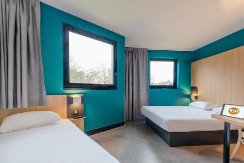 1 queen bed, 1 twin bed