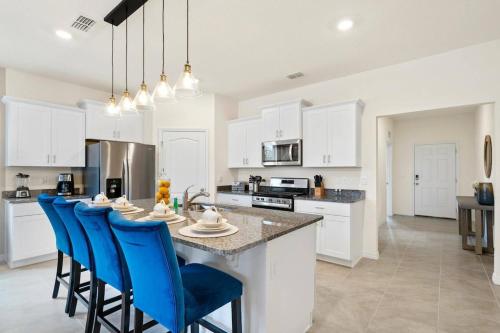 PERFECT 7 BD LAKE VIEW, POOL AND THEMED ROOMS-2207