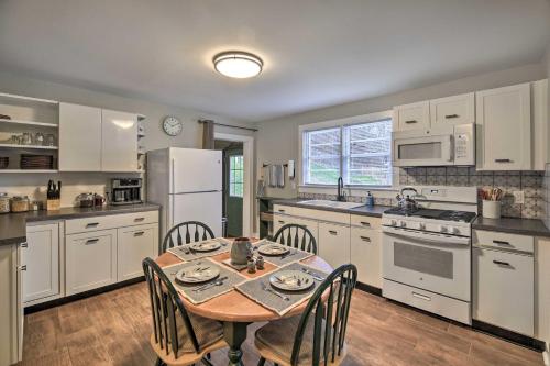Cozy Fries Escape with Mountain and River Views! in Galax, USA