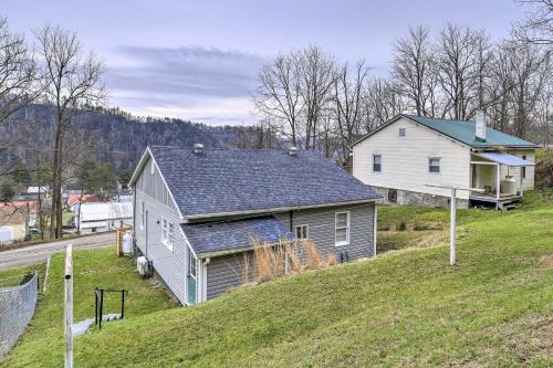 Cozy Fries Escape with Mountain and River Views!