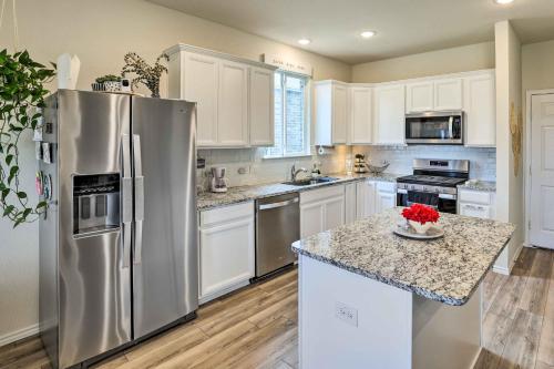 Sleek Fort Worth Home with Patio - Pets Welcome! in ฟอสซิล ครีก