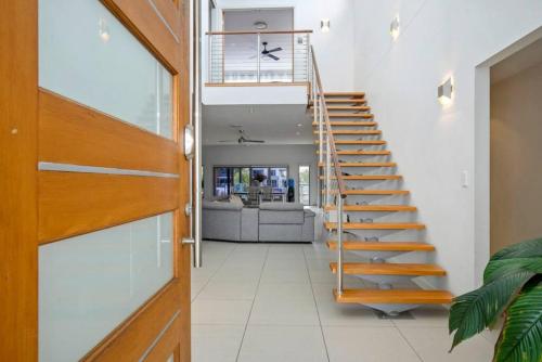 Gorgeous 5brm Waterfront home photo 3