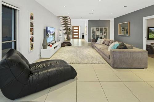 Gorgeous 5brm Waterfront home photo 4