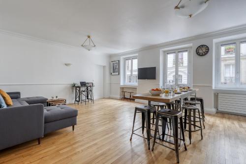 Superb Large and New 4bds Flat - Heart of Paris 10