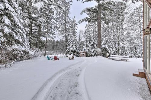 Cozy Eagle River Home with Paddleboard and 2 Kayaks!