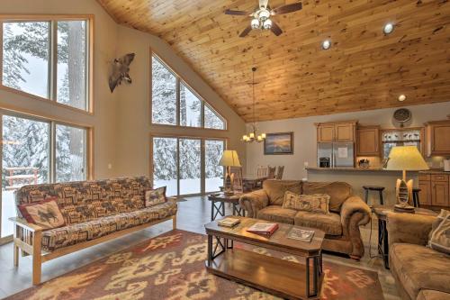 Cozy Eagle River Home with Paddleboard and 2 Kayaks!