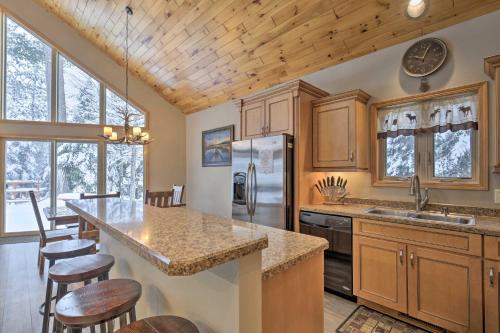 Cozy Eagle River Home with Paddleboard and 2 Kayaks!
