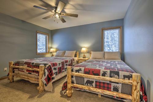 Cozy Eagle River Home with Paddleboard and 2 Kayaks!