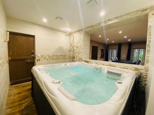 Un moment hors du temps - Jacuzzi - Billard -Baby-Foot- Parking - 167 1