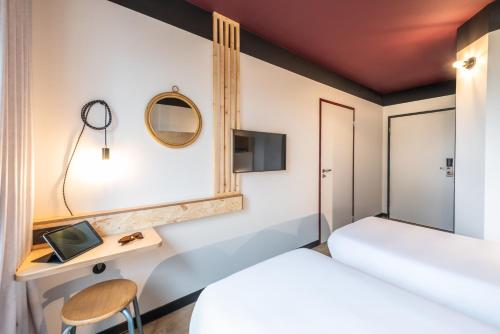 2 twin beds