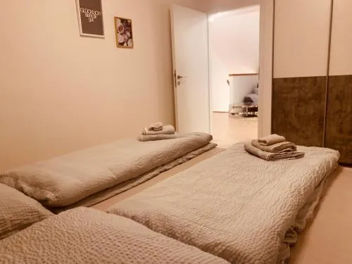 FELIX LIVING 3, Doppelbett, Parkplatz, ruhig & praktisch in Salzweg, Deutschland