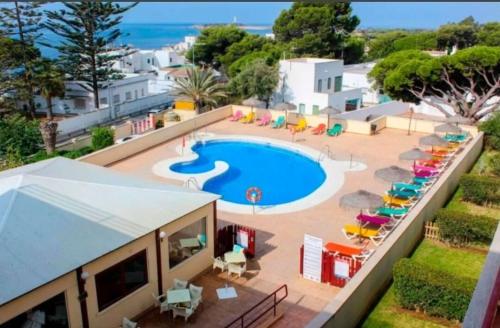 Apartment with terrace and pool by the sea