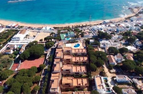 Apartment with terrace and pool by the sea