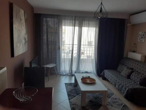 Εclectic Apartment 8fr (free parking)