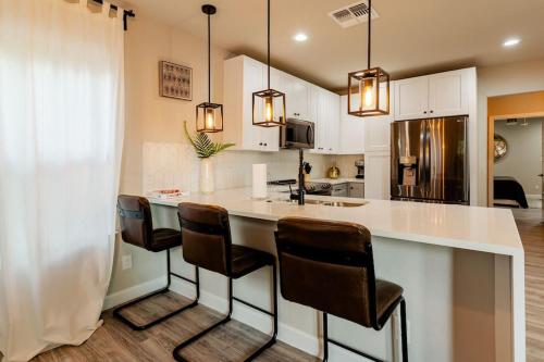 Downtown Area Modern Cozy House with King Bed