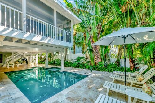 AMI Peppertree Paradise - Cozy Updated Home wHeated Pool on North End of Island 2 Houses to Beach