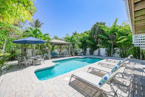 Decked Out - Stunning Home Huge Sunny Resort Style Heated Pool Walk to Pine Ave Beach