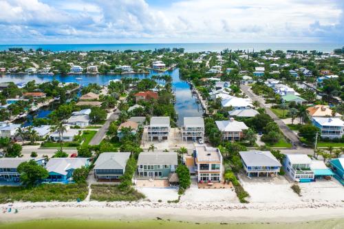 Salty Pirate - NEW Luxury Canal Front Home wWater View PoolSpa Bikes Kayaks Toys in Anna Maria, USA