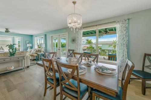 Salty Pirate - NEW Luxury Canal Front Home wWater View PoolSpa Bikes Kayaks Toys in Anna Maria, USA