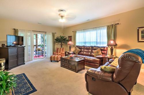 Condo on Kingwood Golf Course about 3 Mi to Main St!