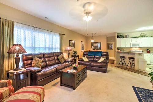 Condo on Kingwood Golf Course about 3 Mi to Main St!