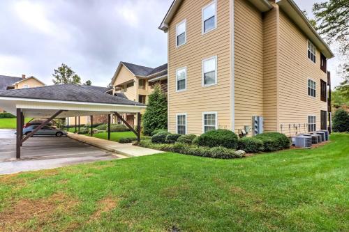 Condo on Kingwood Golf Course about 3 Mi to Main St!