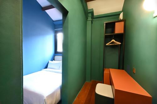 Standard Queen Room image 3
